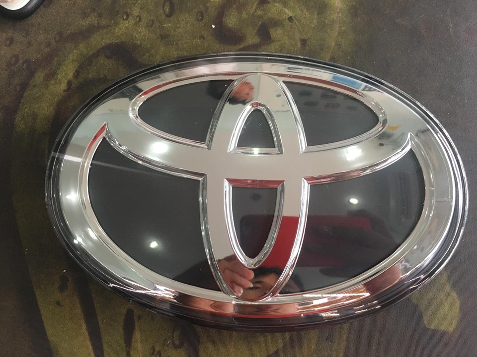  Logo Toyota phủ Mika