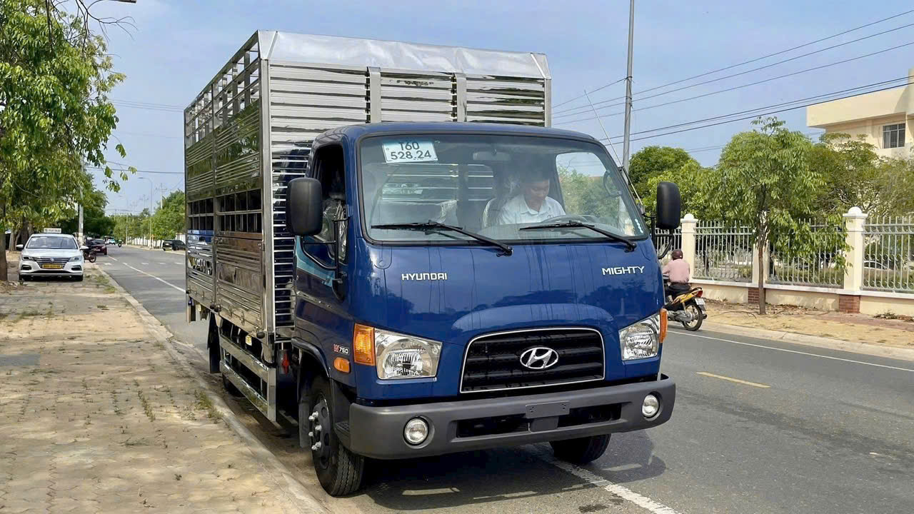  HYUNDAI MIGHTY W750 CHỞ HEO 3 TẤN