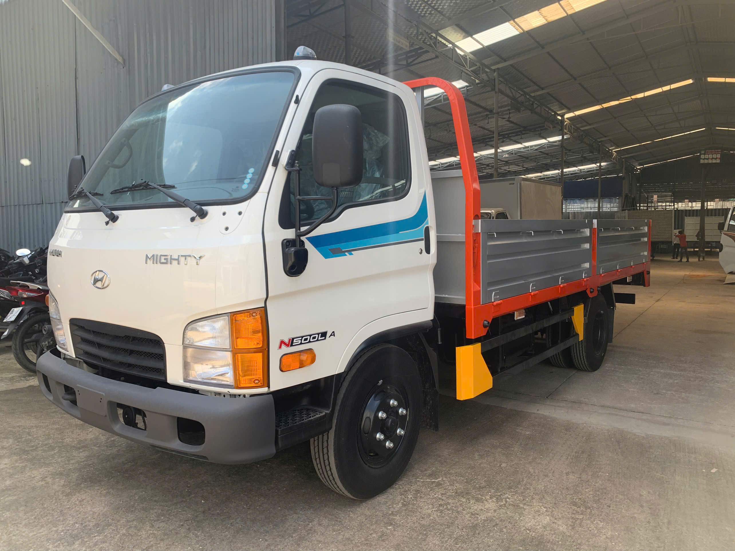 HYUNDAI MIGHTY N500LA THÙNG LỬNG 1.9 TẤN
