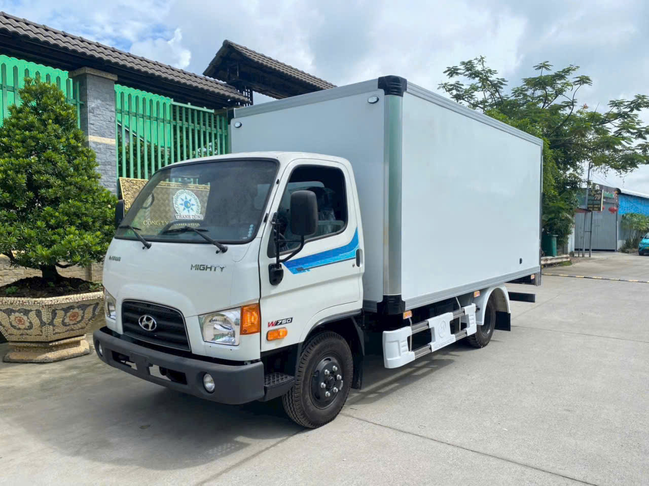  HYUNDAI W750 THÙNG BẢO ÔN 3 TẤN