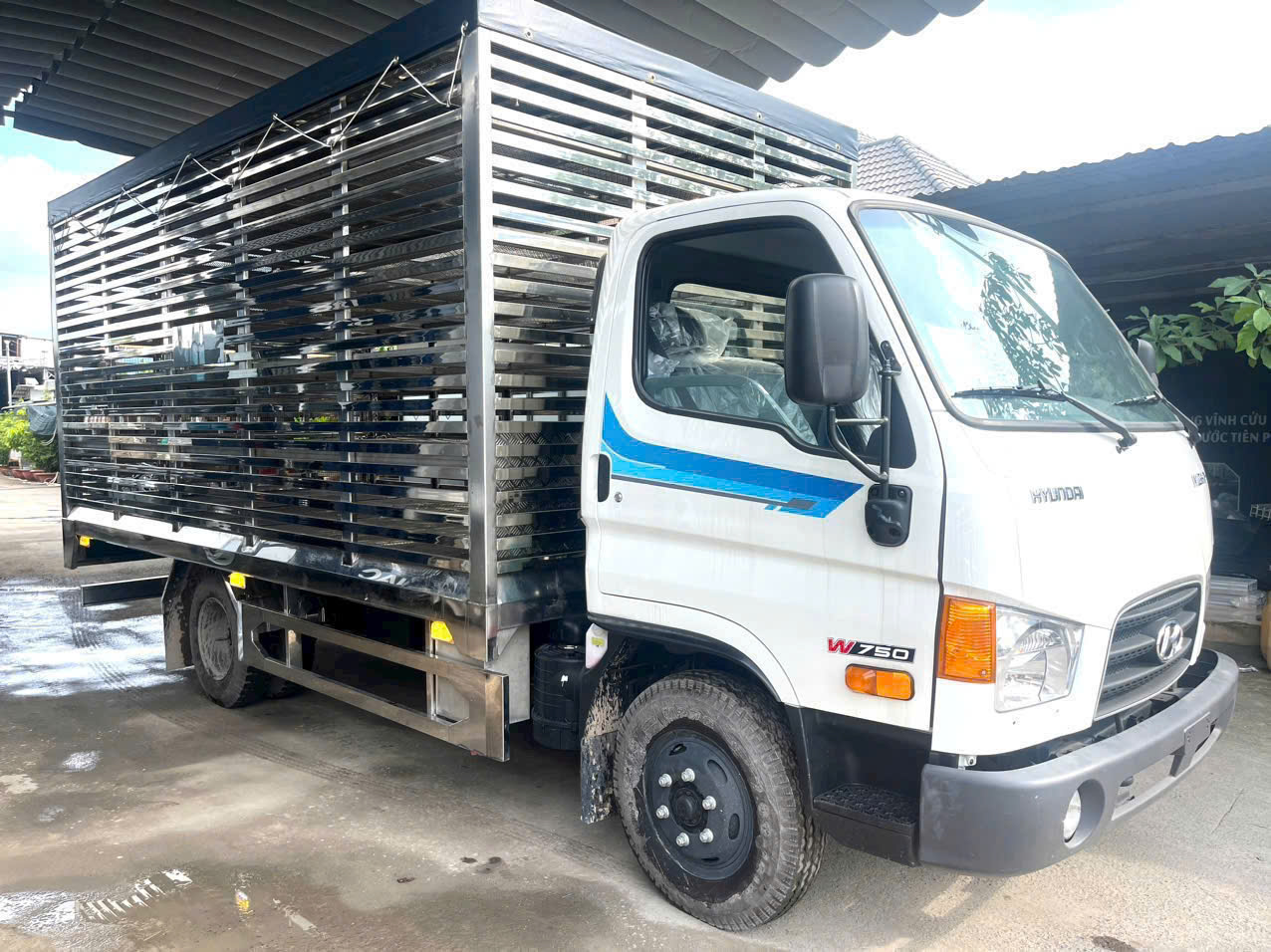 HYUNDAI W750 CHỞ VỊT 3 TẤN