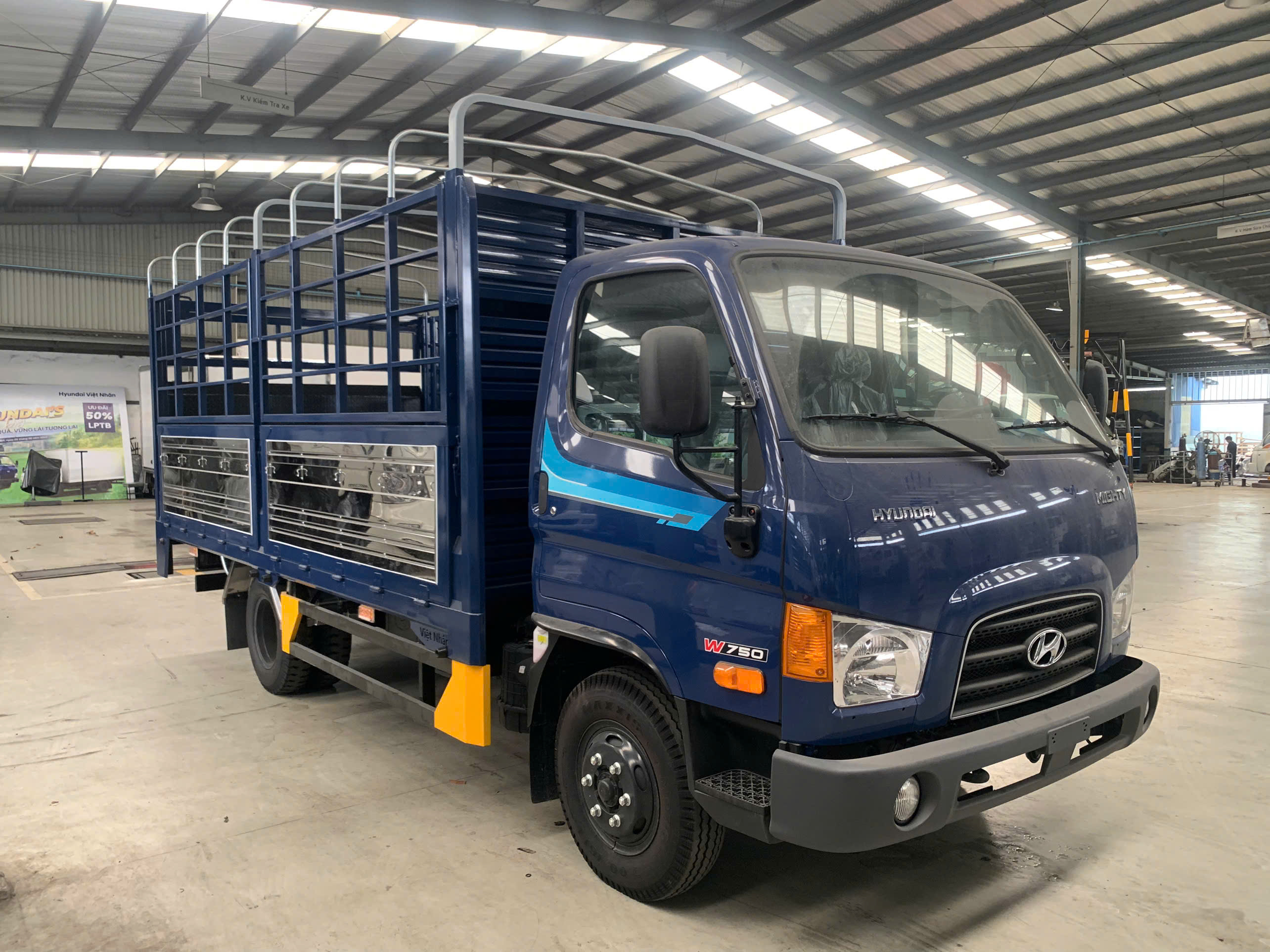 XE TẢI 3.5 TẤN HYUNDAI MIGHTY W750 GẮN BỬNG NÂNG