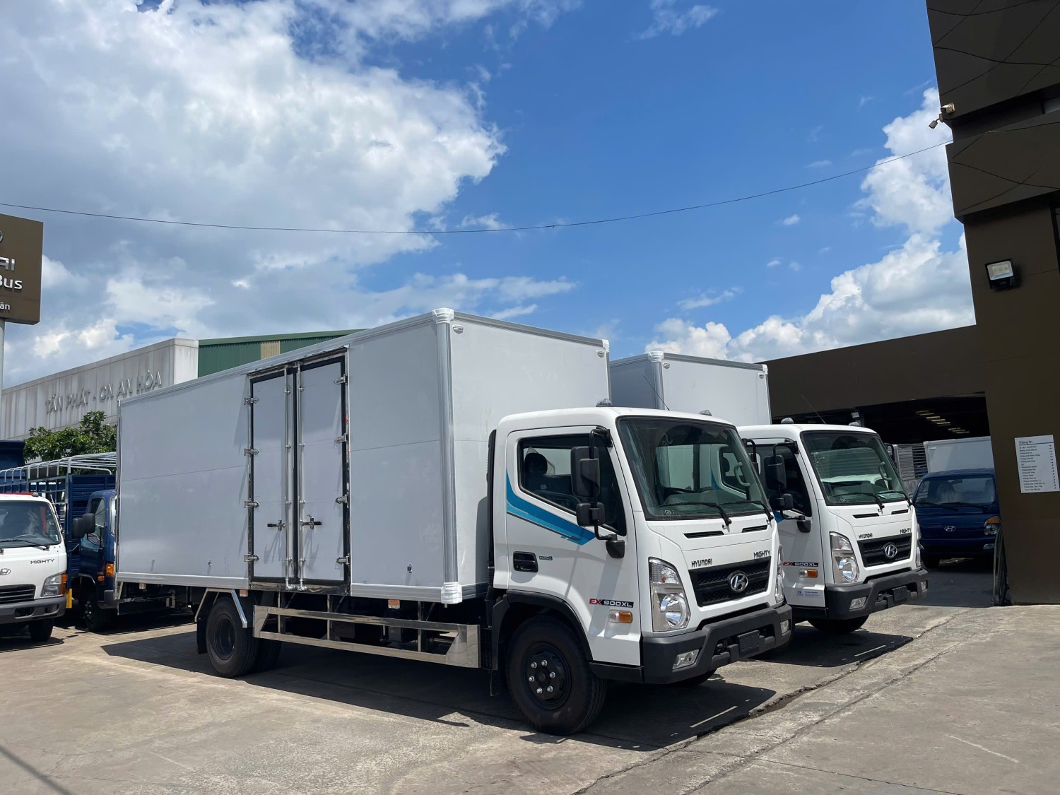 GIÁ XE 5 TẤN THÙNG KÍN HYUNDAI MIGHTY EX900XL 